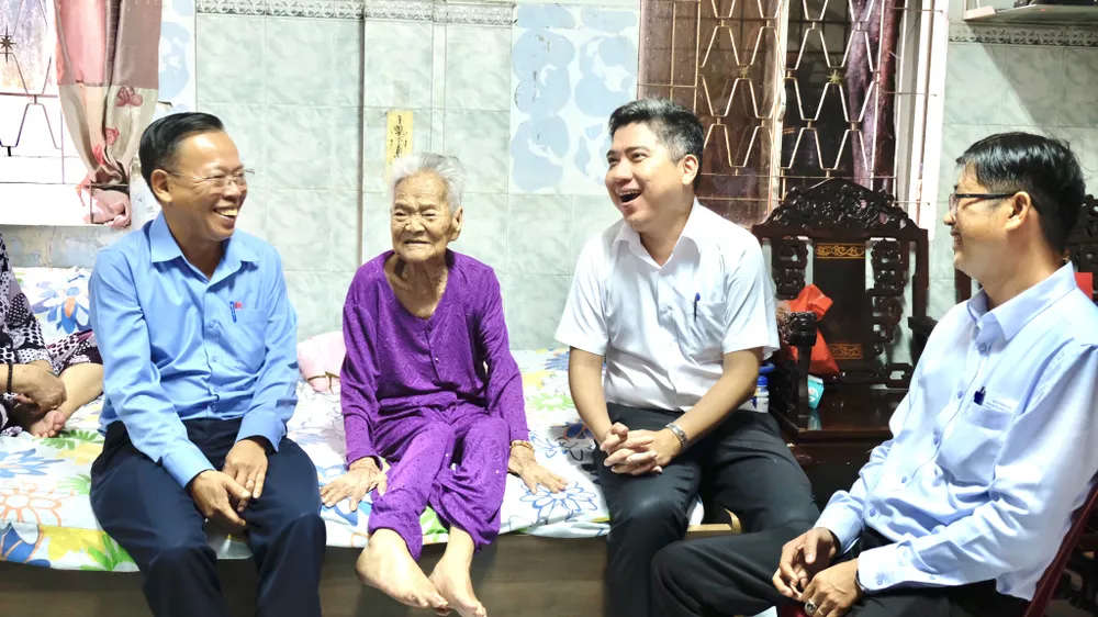 Lãnh đạo TPHCM thăm hỏi gia đình chính sách, người có công ảnh 1