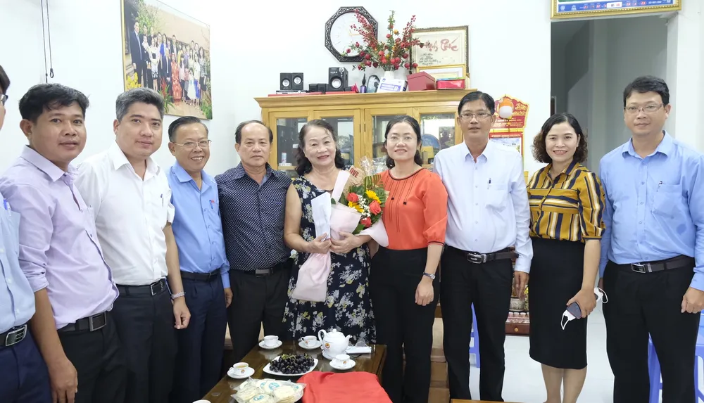 Lãnh đạo TPHCM thăm hỏi gia đình chính sách, người có công ảnh 5