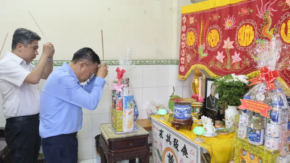 Lãnh đạo TPHCM thăm hỏi gia đình chính sách, người có công ảnh 2