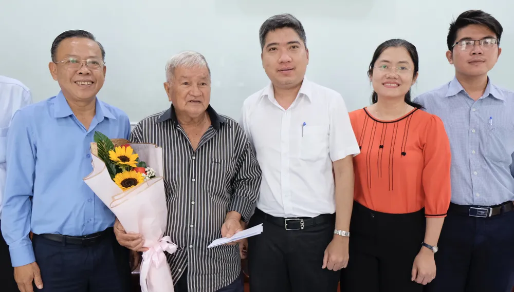 Lãnh đạo TPHCM thăm hỏi gia đình chính sách, người có công ảnh 4