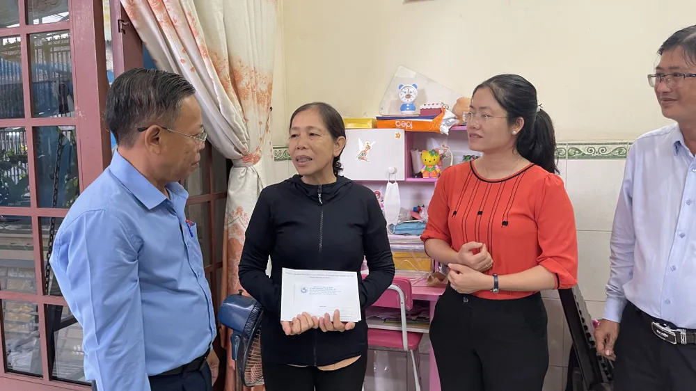 Lãnh đạo TPHCM thăm hỏi gia đình chính sách, người có công ảnh 3