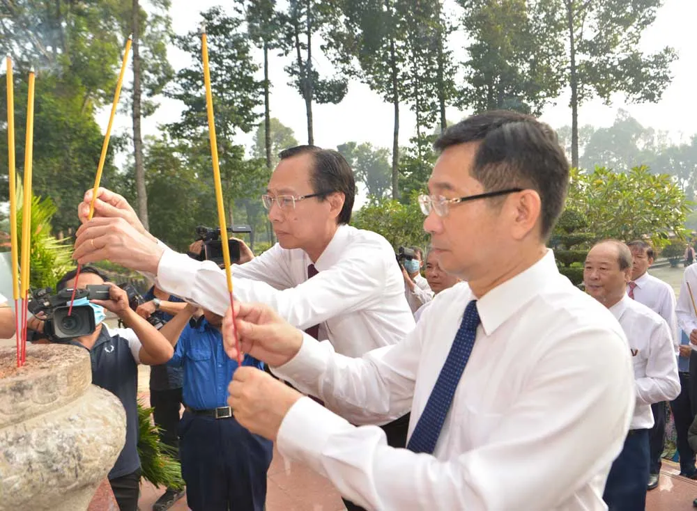 Lãnh đạo TPHCM dâng hương tưởng niệm các anh hùng liệt sĩ ảnh 9