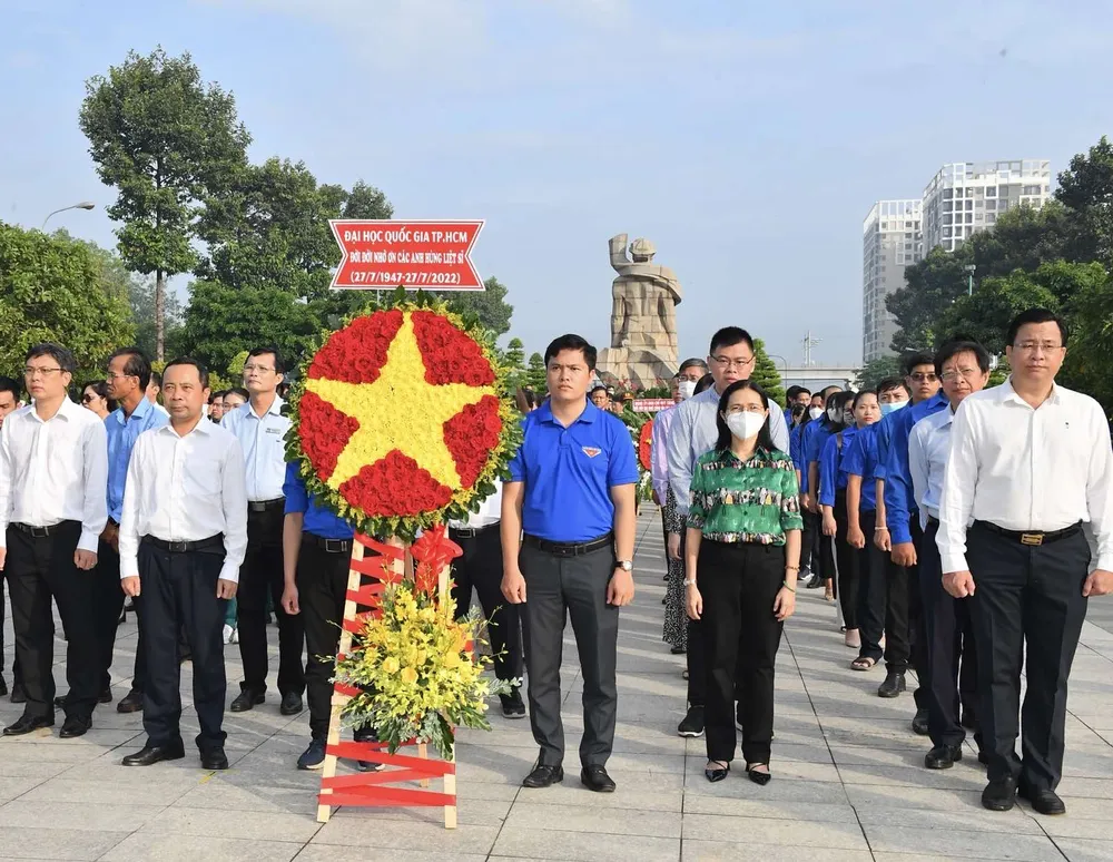 Lãnh đạo TPHCM dâng hương tưởng niệm các anh hùng liệt sĩ ảnh 11