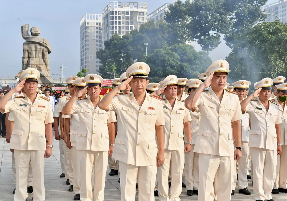 Lãnh đạo TPHCM dâng hương tưởng niệm các anh hùng liệt sĩ ảnh 12