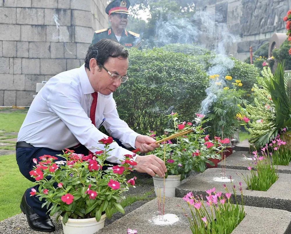 Lãnh đạo TPHCM dâng hương tưởng niệm các anh hùng liệt sĩ ảnh 5