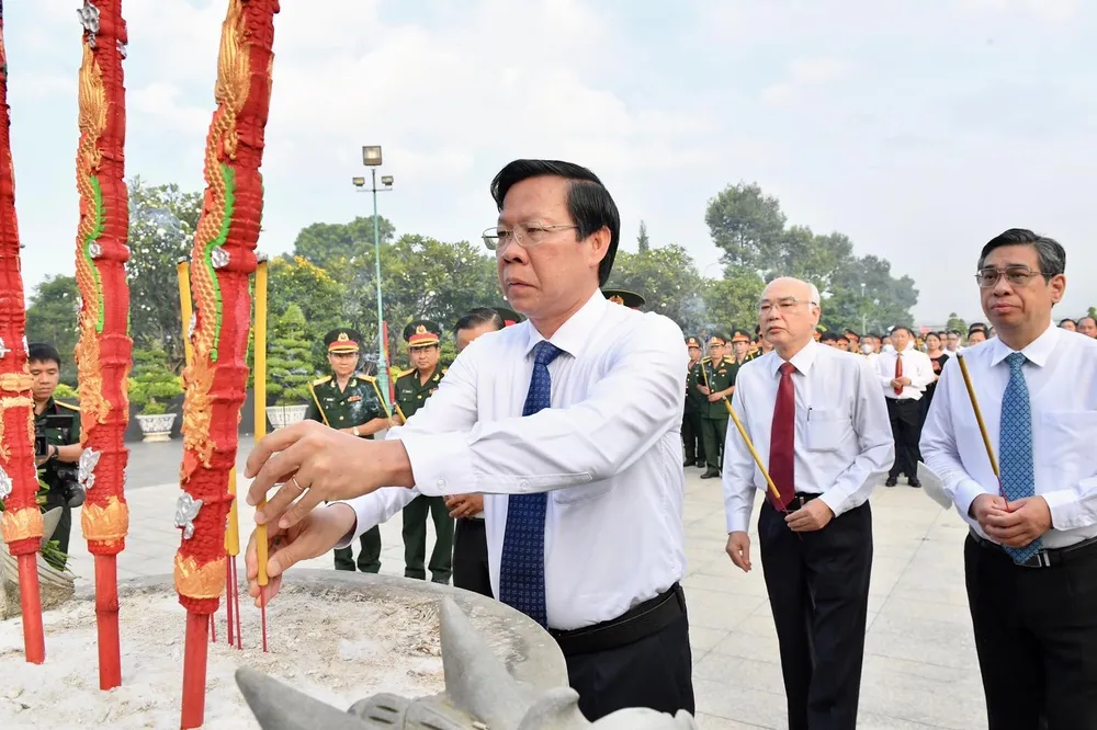 Lãnh đạo TPHCM dâng hương tưởng niệm các anh hùng liệt sĩ ảnh 3