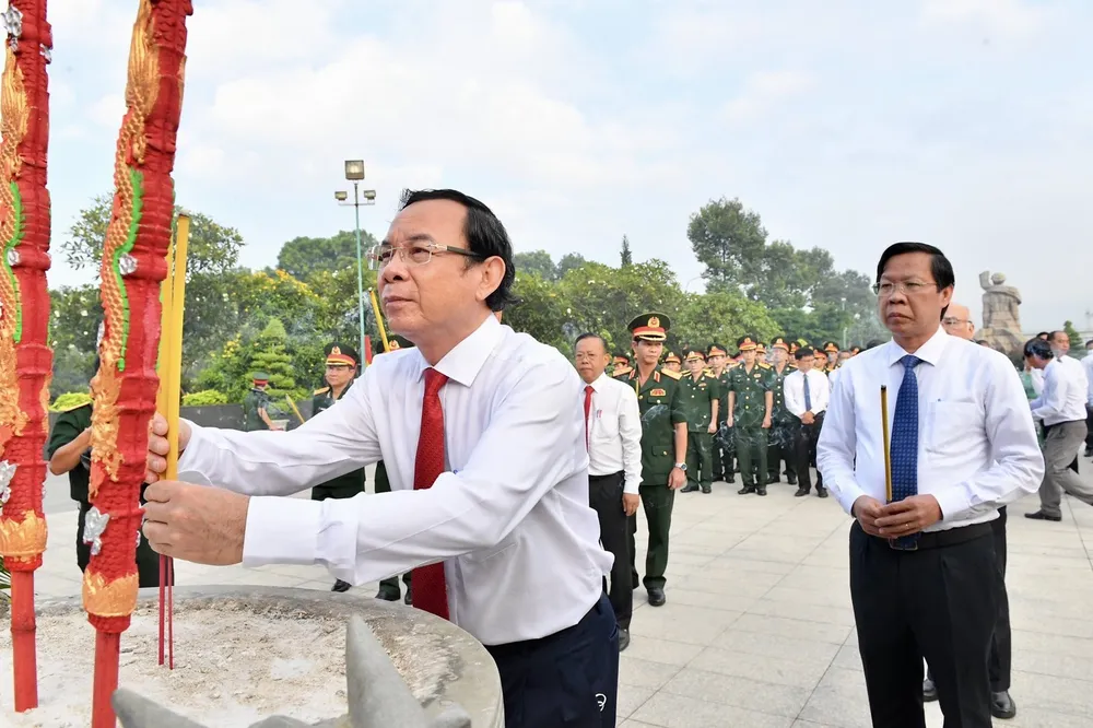 Lãnh đạo TPHCM dâng hương tưởng niệm các anh hùng liệt sĩ ảnh 2