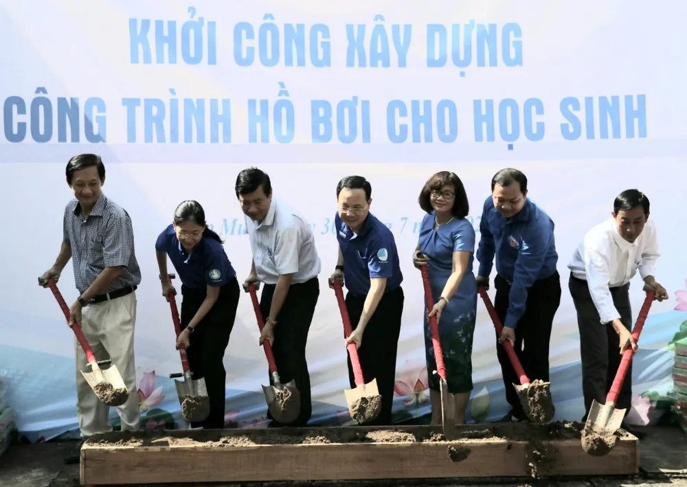 Lãnh đạo TPHCM thăm chiến sĩ tình nguyện tại tỉnh Đồng Tháp ảnh 1