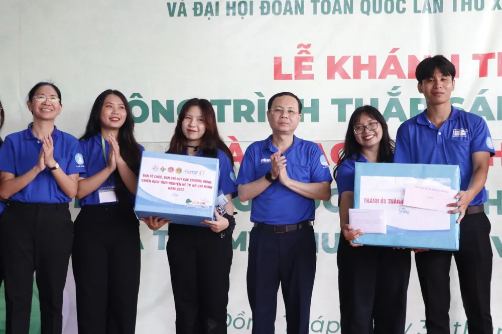 Lãnh đạo TPHCM thăm chiến sĩ tình nguyện tại tỉnh Đồng Tháp ảnh 5