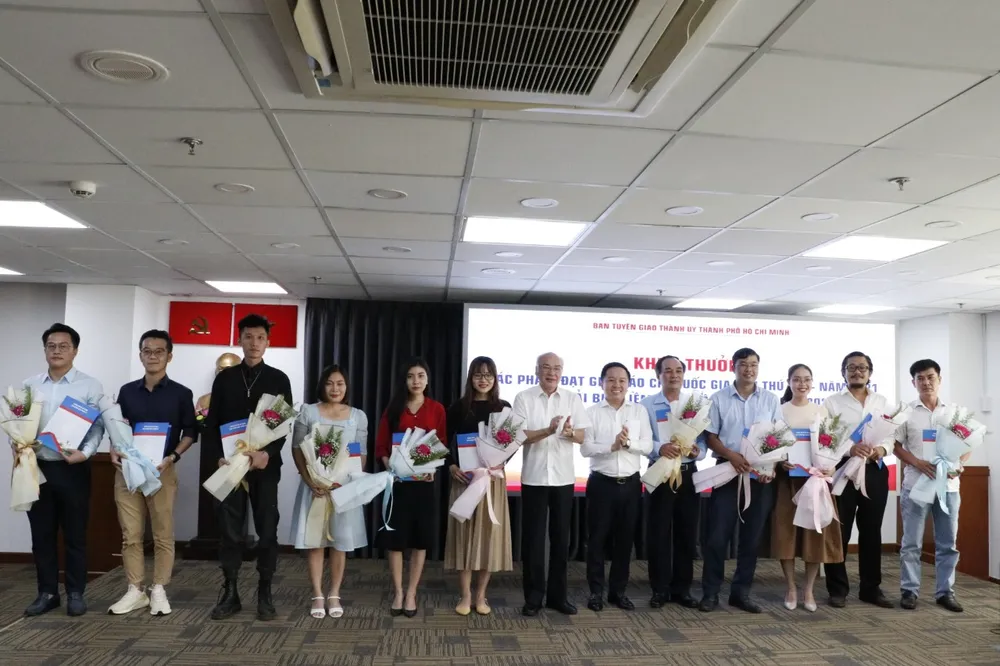 TPHCM khen thưởng bổ sung tác phẩm đoạt giải Báo chí quốc gia và Búa liềm vàng ảnh 2