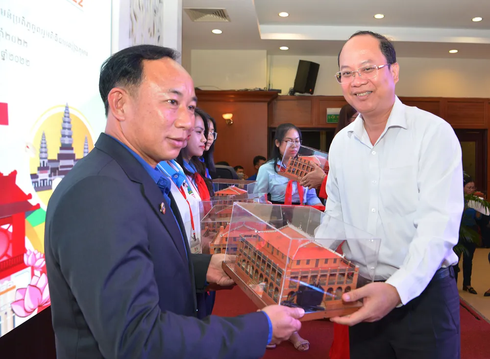 Lãnh đạo TPHCM gặp gỡ thiếu nhi Việt Nam – Lào – Campuchia ảnh 3