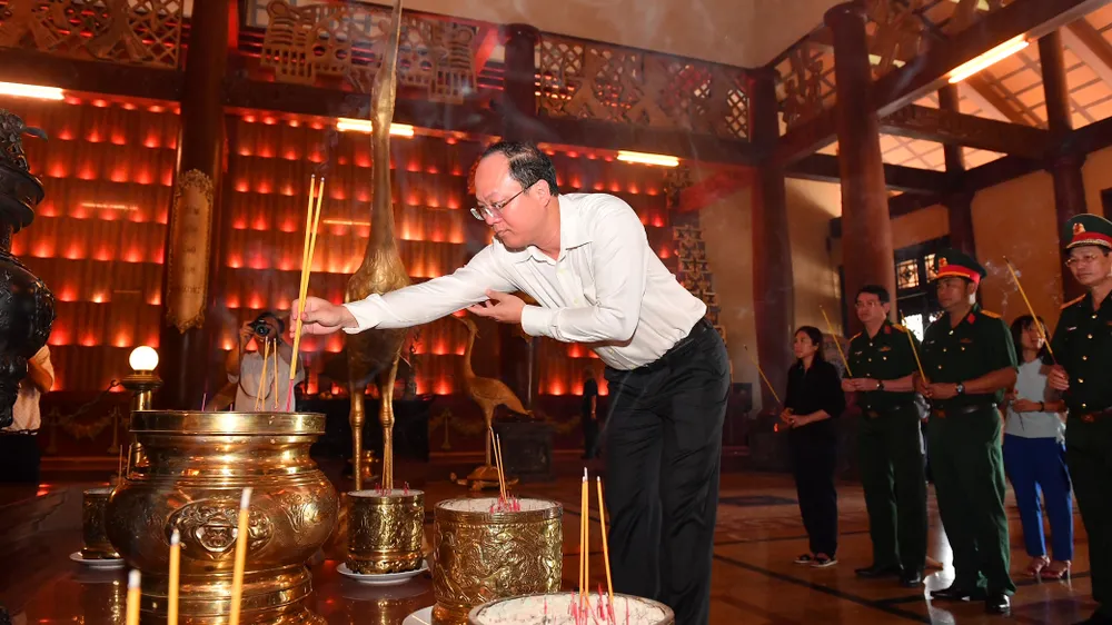 Thêm nhiều cây bàng vuông do cán bộ, chiến sĩ huyện đảo Trường Sa gửi tặng trồng ở TPHCM ảnh 1