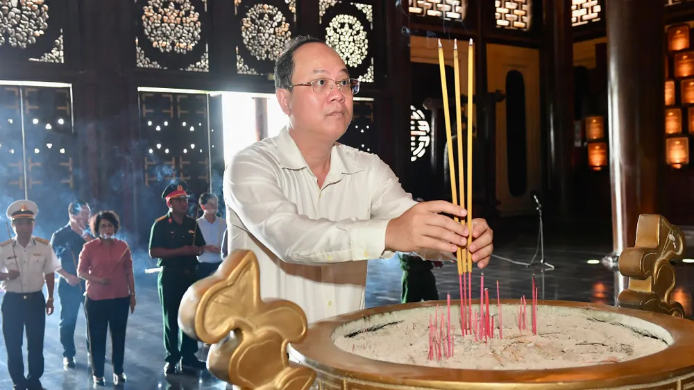 Thêm nhiều cây bàng vuông do cán bộ, chiến sĩ huyện đảo Trường Sa gửi tặng trồng ở TPHCM ảnh 2