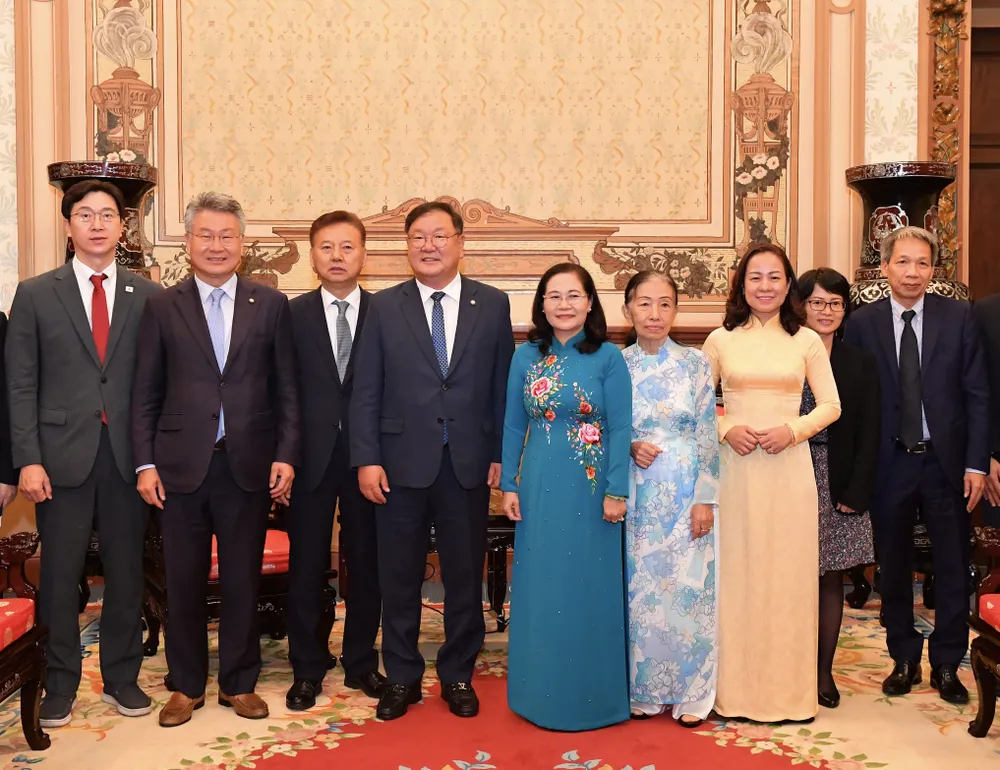 Chủ tịch HĐND TPHCM Nguyễn Thị Lệ tiếp Chủ tịch Hội Nghị sĩ Hữu nghị Hàn Quốc - Việt Nam ảnh 3