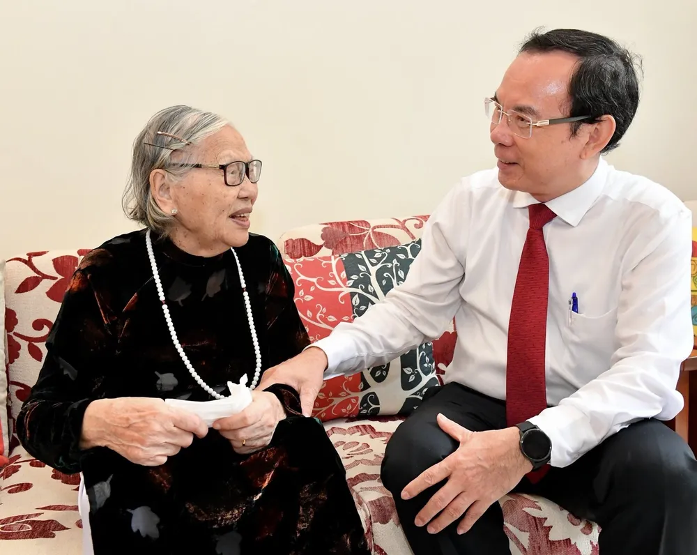 Bí thư Thành ủy TPHCM trao Huy hiệu 80 năm tuổi Đảng cho đồng chí Lê Thị Hồng Phúc ảnh 2