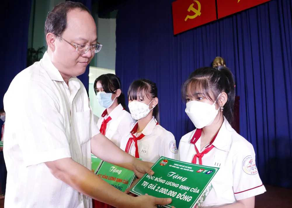 Trao học bổng Lương Định Của cho 923 em học sinh, sinh viên nghèo vượt khó ảnh 1