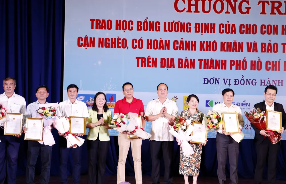 Trao học bổng Lương Định Của cho 923 em học sinh, sinh viên nghèo vượt khó ảnh 3