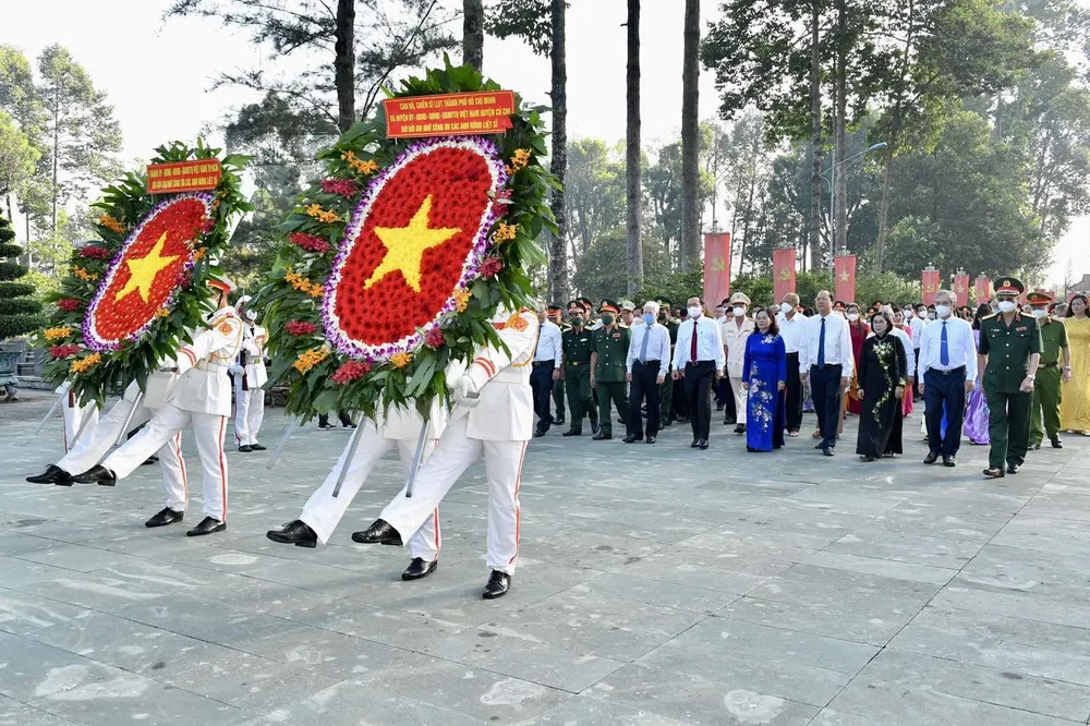 Đoàn lãnh đạo TPHCM dâng hoa, dâng hương tại “Đất thép thành đồng” Củ Chi ảnh 1