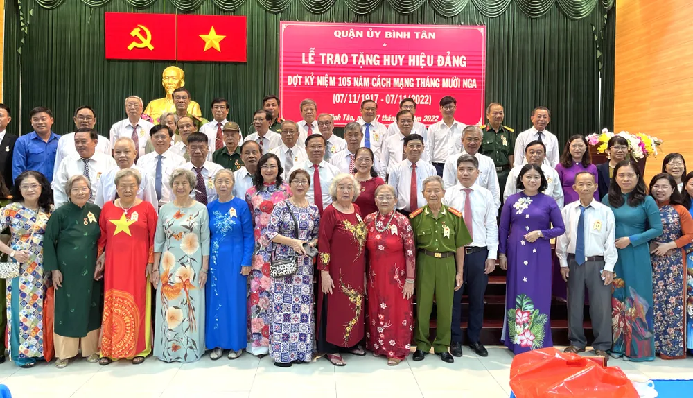 Ghi nhận công lao, lòng thủy chung son sắt của các đồng chí nhận Huy hiệu Đảng ảnh 3