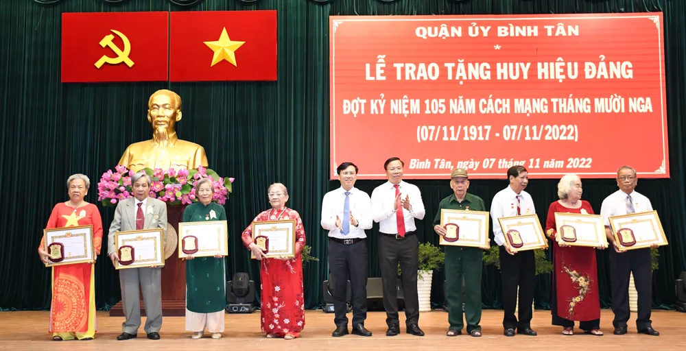 Ghi nhận công lao, lòng thủy chung son sắt của các đồng chí nhận Huy hiệu Đảng ảnh 2