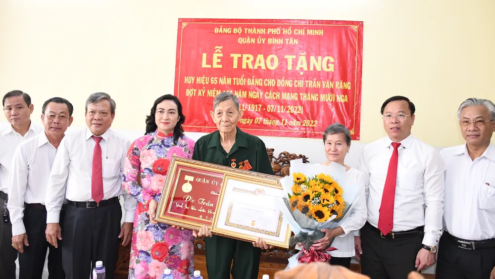 Ghi nhận công lao, lòng thủy chung son sắt của các đồng chí nhận Huy hiệu Đảng ảnh 4