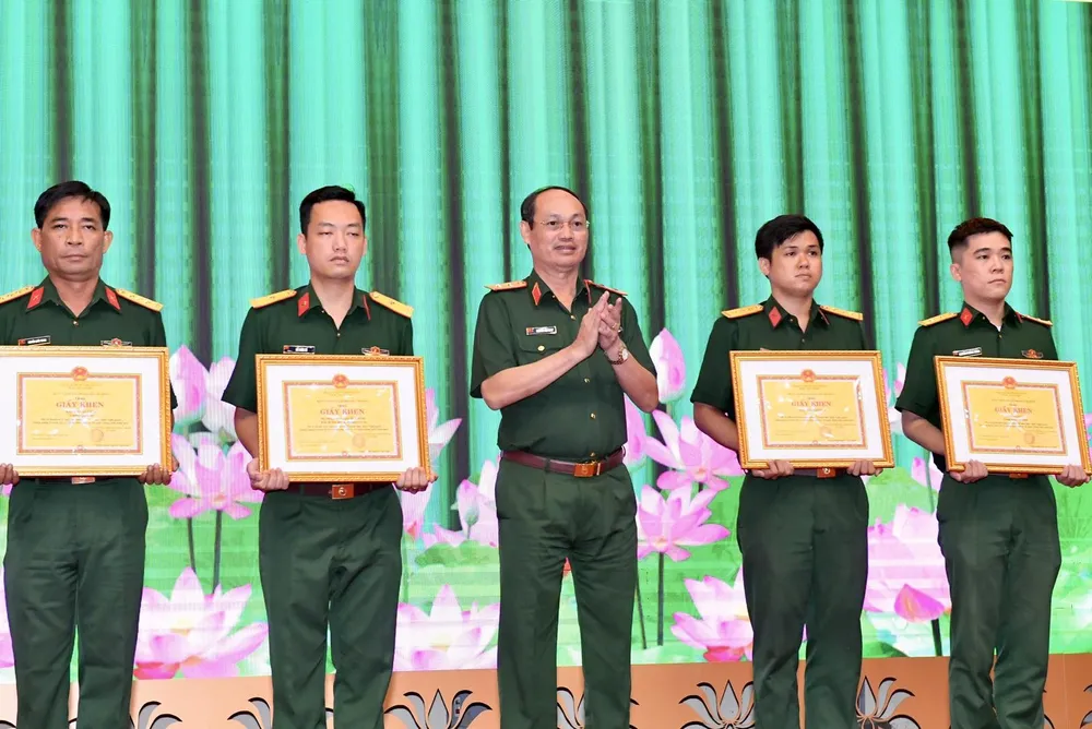 Trung tướng Trần Hoài Trung: Không phát triển kinh tế - xã hội bằng mọi giá ảnh 4