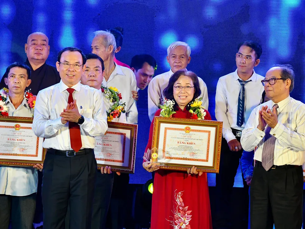 Bí thư Thành ủy TPHCM Nguyễn Văn Nên: Đổi mới bình chọn tuyên dương những tấm gương thầm lặng mà cao cả ảnh 3