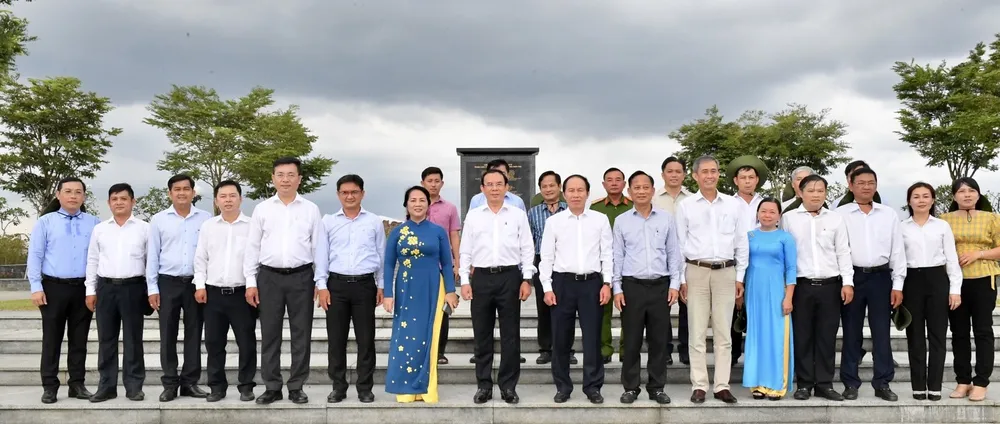 Đoàn đại biểu Trung ương và TPHCM dâng hoa, dâng hương các khu di tích lịch sử tại huyện Bình Chánh ảnh 5