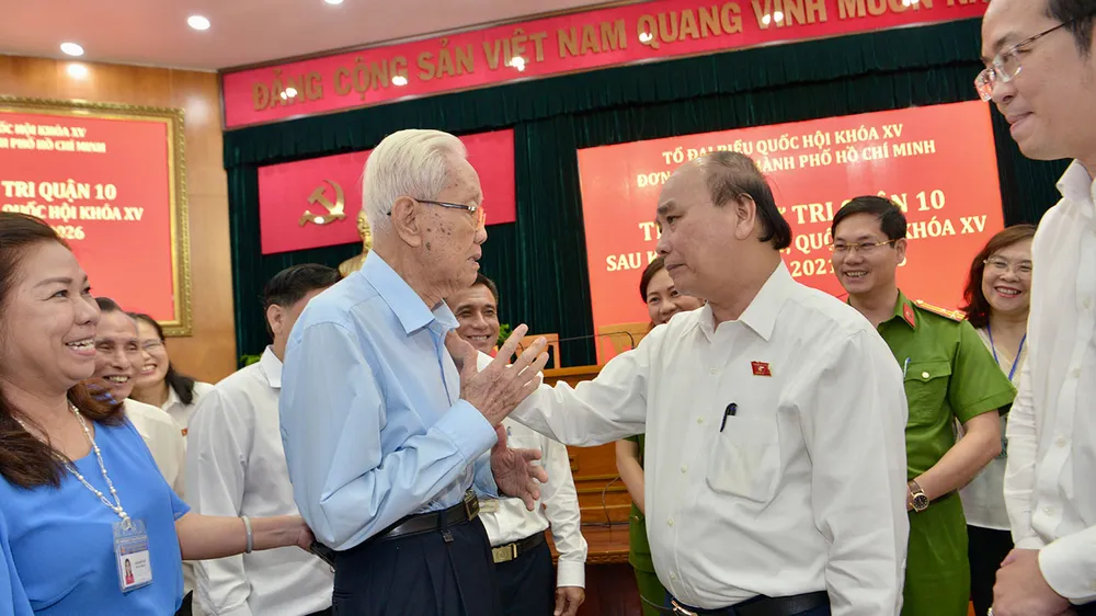  Chủ tịch nước Nguyễn Xuân Phúc trao đổi, thăm hỏi cử tri quận 10 sau buổi tiếp xúc. Ảnh: CAO THĂNG