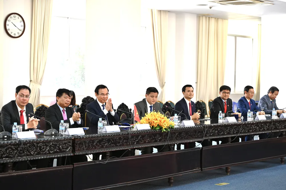 Hai nhà lãnh đạo TPHCM và Thủ đô Phnom Penh cùng bày tỏ mong muốn, hai thành phố tiếp tục tăng cường củng cố, thắt chặt hơn nữa mối quan hệ hợp tác tốt đẹp. Qua đó khẳng định tình cảm và quyết tâm trong việc thắt chặt hơn nữa những quan hệ hữu nghị và hợp tác với đất nước Campuchia nói chung và các địa phương của Campuchia nói riêng, đặc biệt với Thủ đô Phnom Penh. Ảnh: VĂN MINH