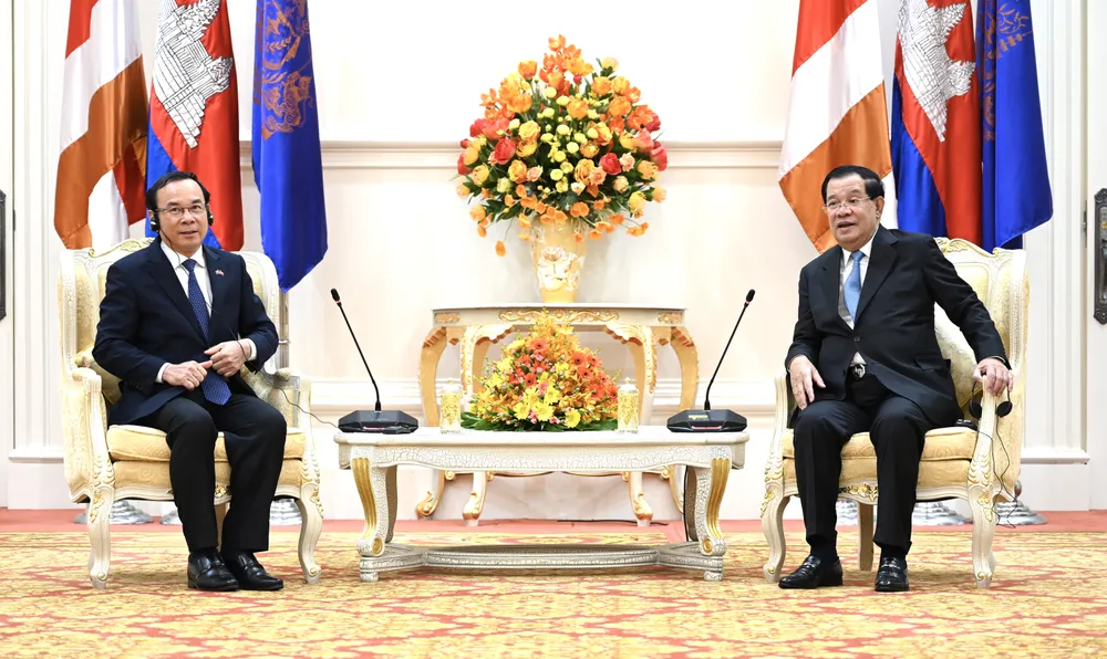 Qua đó, khẳng định và củng cố mối quan hệ hữu nghị, hợp tác toàn diện giữa hai nước; đồng thời góp phần quan trọng vào việc củng cố quan hệ và tin cậy chính trị giữa hai Đảng, hai Nhà nước và nhân dân hai nước nói chung, giữa TPHCM với các địa phương của Vương quốc Campuchia nói riêng. Cùng với đó, góp phần thúc đẩy đưa quan hệ “láng giềng tốt đẹp, hữu nghị truyền thống, hợp tác toàn diện, bền vững lâu dài” giữa hai nước, ngày càng đi vào chiều sâu, thiết thực và hiệu quả hơn. Ảnh: VĂN MINH
