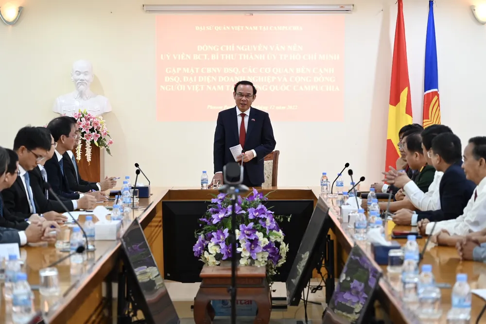 Tại đây, Bí thư Thành ủy TPHCM lưu ý, Sở Du lịch cùng Sở Ngoại vụ TPHCM tăng cường kết nối với Đại sứ quán Việt Nam tại Campuchia trong phát triển ngành du lịch giữa hai nước trong thời gian tới. Trong đó, phát triển du lịch gắn với giáo dục truyền thống lịch sử, quan hệ hữu nghị truyền thống tốt đẹp giữa hai nước. Ảnh: VĂN MINH