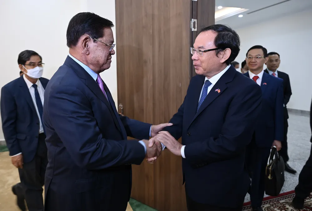 Tiếp đó, đồng chí Nguyễn Văn Nên, Ủy viên Bộ Chính trị, Bí thư Thành ủy TPHCM đến chào xã giao Phó Thủ tướng Chính phủ Hoàng gia Campuchia Samdech Sar Kheng. Ảnh: VĂN MINH