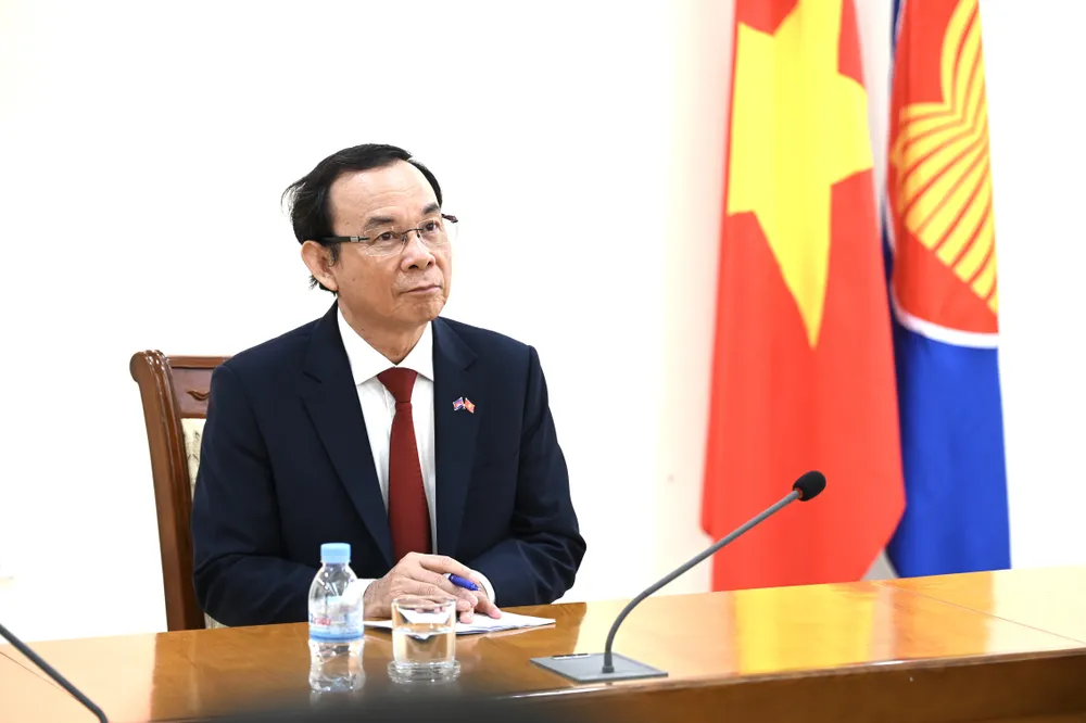 Trong khuôn khổ chuyến thăm và làm việc tại Campuchia, Bí thư Thành ủy TPHCM đã đến thăm cán bộ, nhân viên Đại sứ quán Việt Nam, đại diện doanh nghiệp và cộng đồng người Việt Nam tại Vương quốc Campuchia. Ảnh: VĂN MINH
