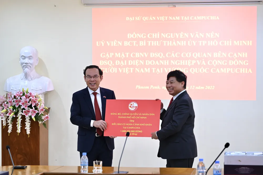 Hiện nay, cộng đồng người Việt Nam sinh sống, làm việc tại Campuchia gần 200.000 người. Bí thư Thành ủy TPHCM đề nghị Đại sứ quán Việt Nam tại Campuchia tiếp tục hỗ trợ, chăm lo bằng lương tâm và trách nhiệm đối với bà con người Việt sinh sống, làm việc tại Campuchia để họ "an cư, lạc nghiệp". Ảnh: VĂN MINH
