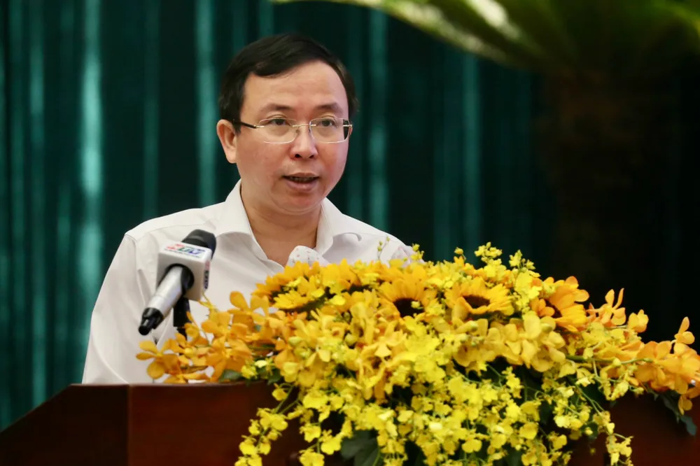 Chánh Văn phòng UBND TPHCM Đặng Quốc Toàn phát biểu. Ảnh: HOÀNG HÙNG