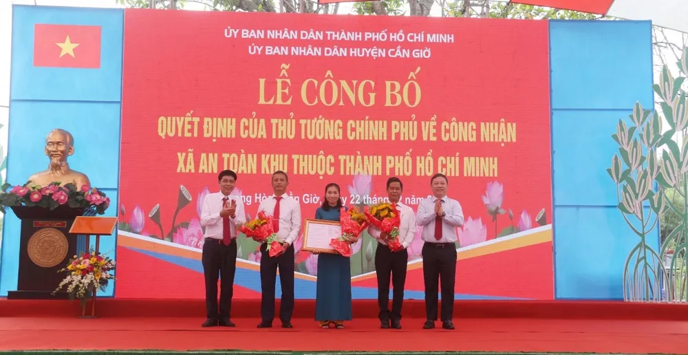 Phó Chủ tịch UBND TPHCM Dương Anh Đức và Bí thư Huyện ủy, Chủ tịch HĐND huyện Cần Giờ Lê Minh Dũng chúc mừng xã Long Hòa là xã An toàn khu thuộc TPHCM