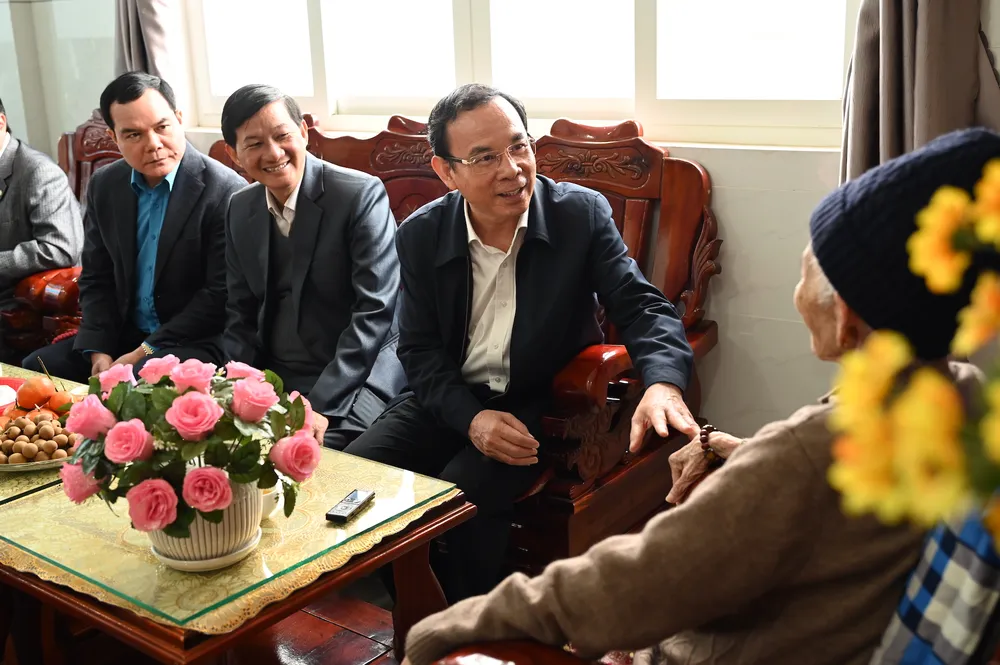 Bí thư Thành ủy TPHCM Nguyễn Văn Nên thăm, chúc tết Mẹ Việt Nam Anh hùng Thái Thị Tương. Ảnh: VĂN MINH