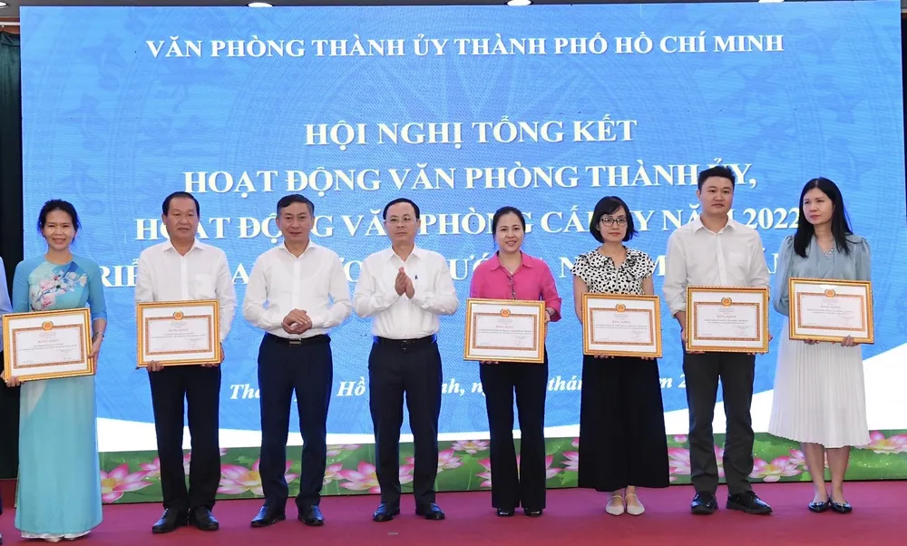 Phó Chánh Văn phòng Trung ương Đảng Lê Khánh Toàn và Phó Bí thư Thành ủy TPHCM Nguyễn Văn Hiếu trao bằng khen của Ban Thường vụ Thành ủy TPHCM cho các tập thể. Ảnh: VIỆT DŨNG Phó Chánh Văn phòng Trung ương Đảng Lê Khánh Toàn và Phó Bí thư Thành ủy TPHCM Nguyễn Văn Hiếu trao bằng khen của Ban Thường vụ Thành ủy TPHCM cho các tập thể. Ảnh: VIỆT DŨNG