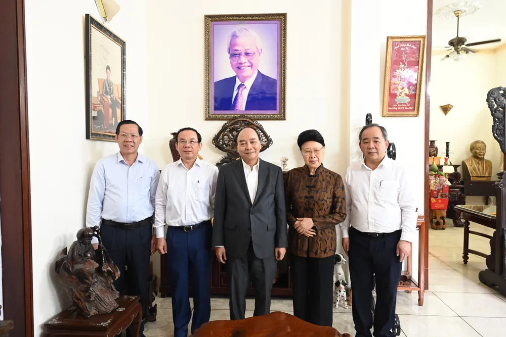 Chủ tịch nước Nguyễn Xuân Phúc và Bí thư Thành ủy TPHCM Nguyễn Văn Nên, Chủ tịch UBND Phan Văn Mãi cùng Chủ nhiệm Văn phòng Chủ tịch nước Lê Khánh Hải đến thăm gia đình cố Thủ tướng Võ Văn Kiệt. Ảnh: VĂN MINH