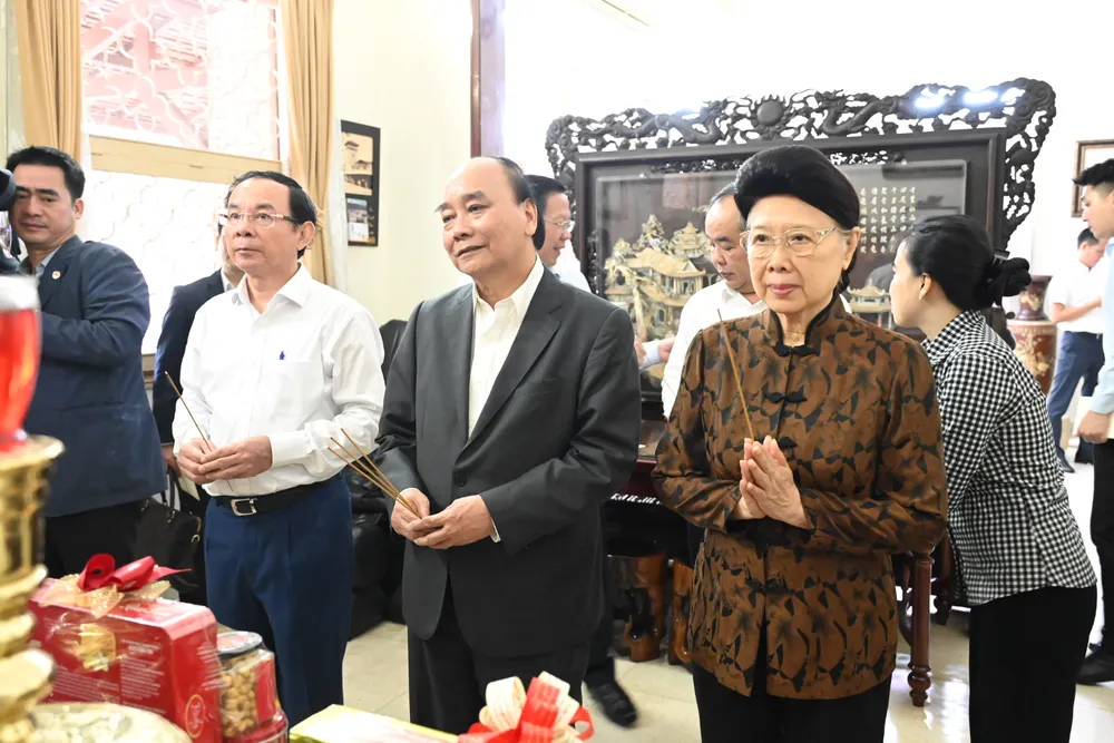 Chủ tịch nước và Bí thư Thành ủy TPHCM thắp nén hương thơm tưởng nhớ cố Thủ tướng Võ Văn Kiệt. Ảnh: VĂN MINH