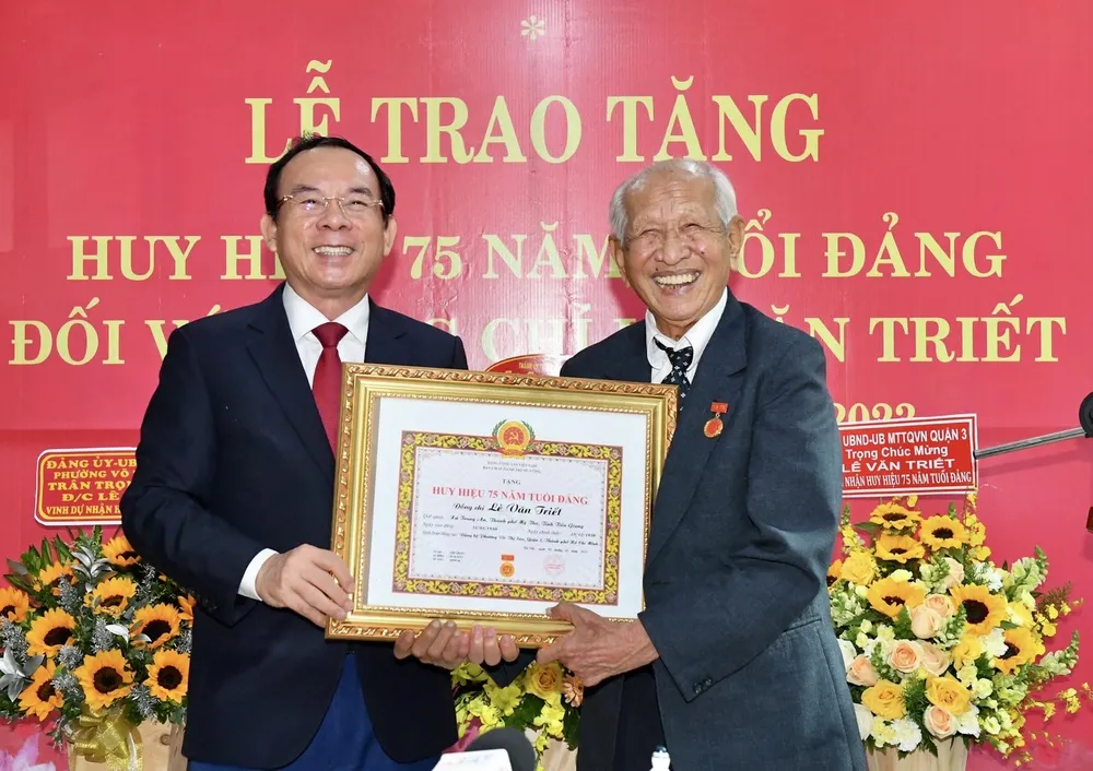 Bí thư Thành ủy TPHCM Nguyễn Văn Nên trao tặng Huy hiệu 75 năm tuổi Đảng đối với đồng chí Lê Văn Triết. Ảnh: VIỆT DŨNG Bí thư Thành ủy TPHCM Nguyễn Văn Nên trao tặng Huy hiệu 75 năm tuổi Đảng đối với đồng chí Lê Văn Triết. Ảnh: VIỆT DŨNG