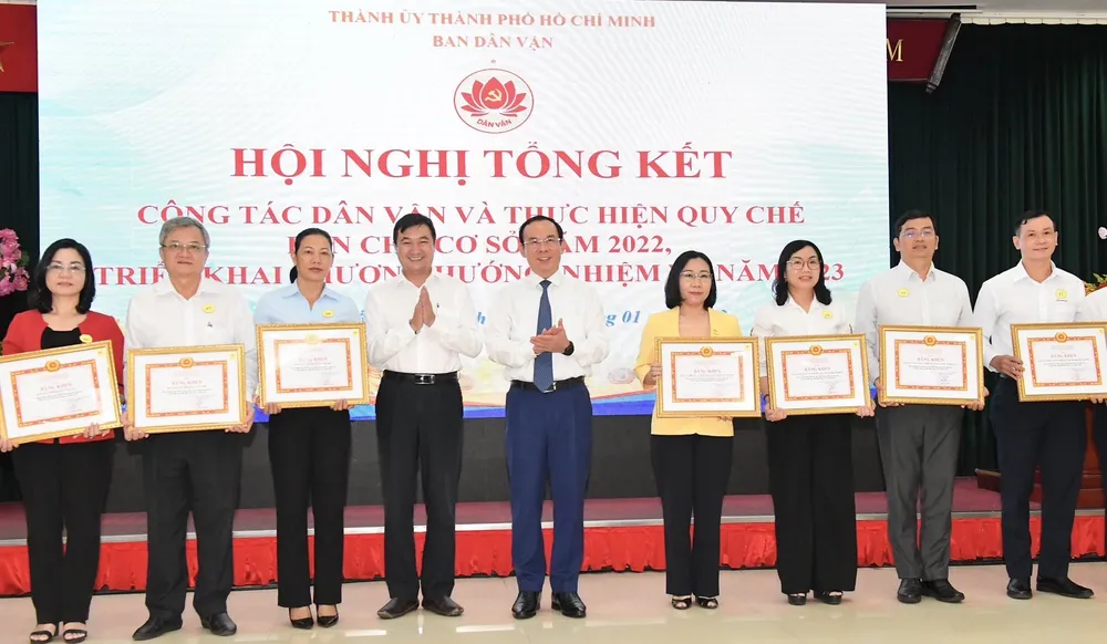 Bí thư Thành ủy TPHCM Nguyễn Văn Nên cùng Vụ trưởng, Trưởng cơ quan Thường trực Ban Dân vận Trung ương tại TPHCM Vũ Anh Tuấn trao bằng khen của Ban Thường vụ Thành ủy TPHCM cho các tập thể. Ảnh: VIỆT DŨNG