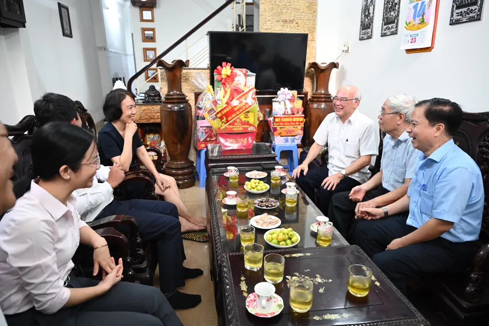 Đồng chí Phan Nguyễn Như Khuê đến thăm và chúc tết gia đình thương binh Phạm Gia Hoàng. Ảnh: VĂN MINH Đồng chí Phan Nguyễn Như Khuê đến thăm và chúc tết gia đình thương binh Phạm Gia Hoàng. Ảnh: VĂN MINH