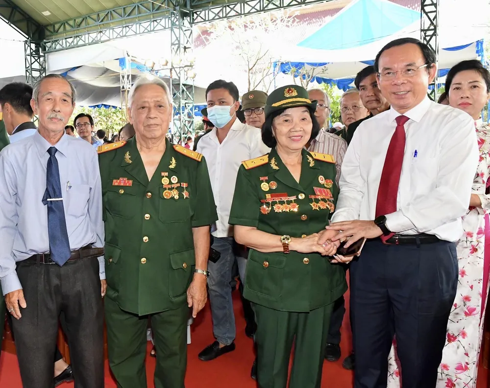 Bí thư Thành ủy TPHCM Nguyễn Văn Nên trao đổi với các đại biểu tại buổi gặp mặt. Ảnh: VIỆT DŨNG