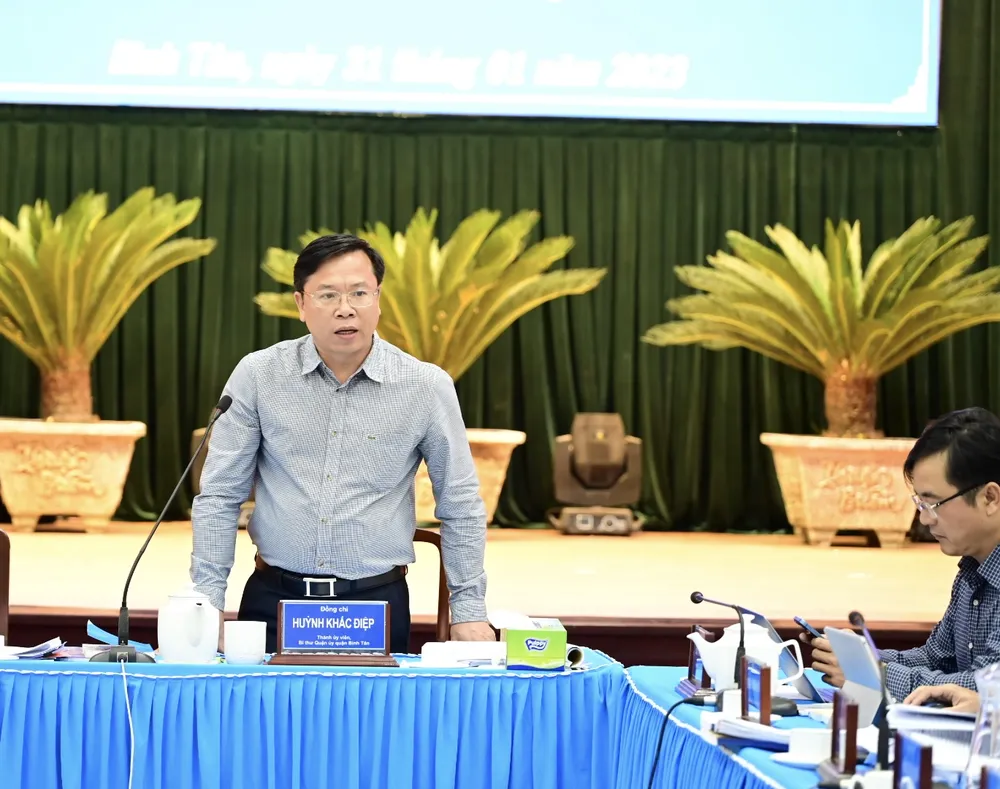 Bí thư Quận ủy quận Bình Tân Huỳnh Khắc Điệp nhấn mạnh, trong đồ án quy hoạch quận xác định 3 trục động lực phát triển, trong đó hình thành trung tâm thương mại dịch vụ; khu đô thị sáng tạo; hình thành trung tâm đô thị mới. Ảnh: VĂN MINH