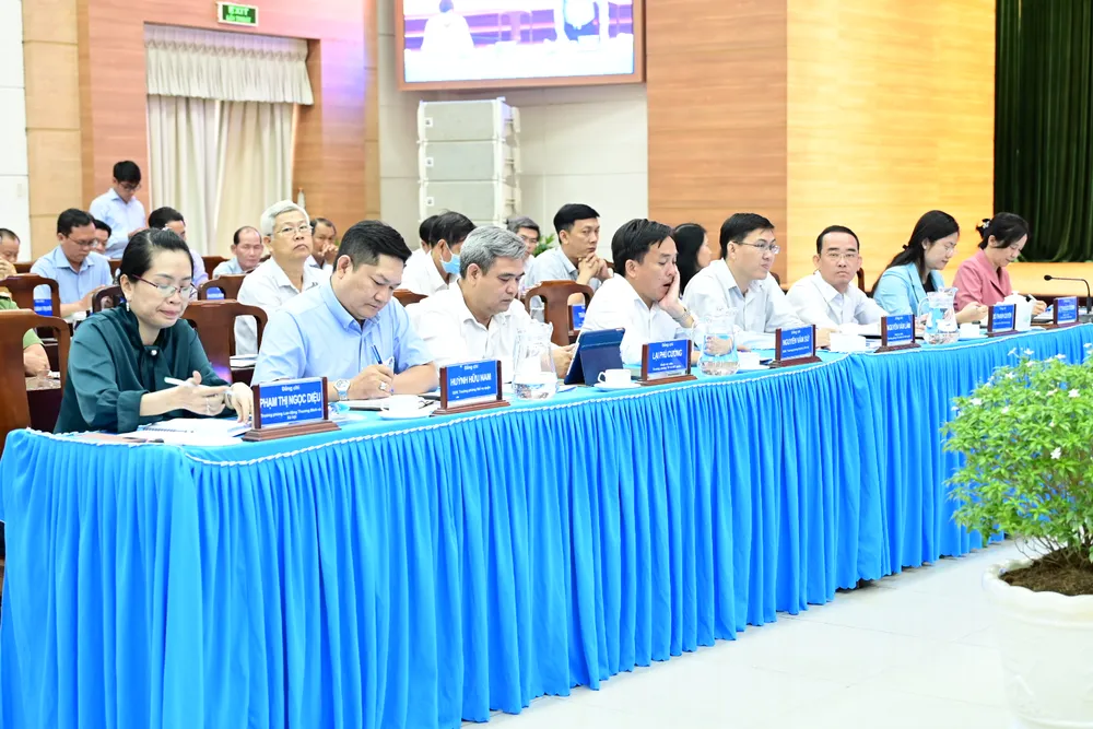 Cùng với đó, Phó Chủ tịch UBND TPHCM yêu cầu mỗi cán bộ đều năng động, sáng tạo, dám nghĩ, dám làm vì lợi ích chung cho xứng đáng với truyền thống của TPHCM. Ảnh: VĂN MINH