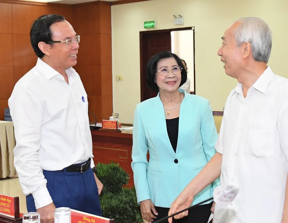 Bí thư Thành ủy TPHCM Nguyễn Văn Nên trao đổi với các đại biểu. Ảnh: VIỆT DŨNG