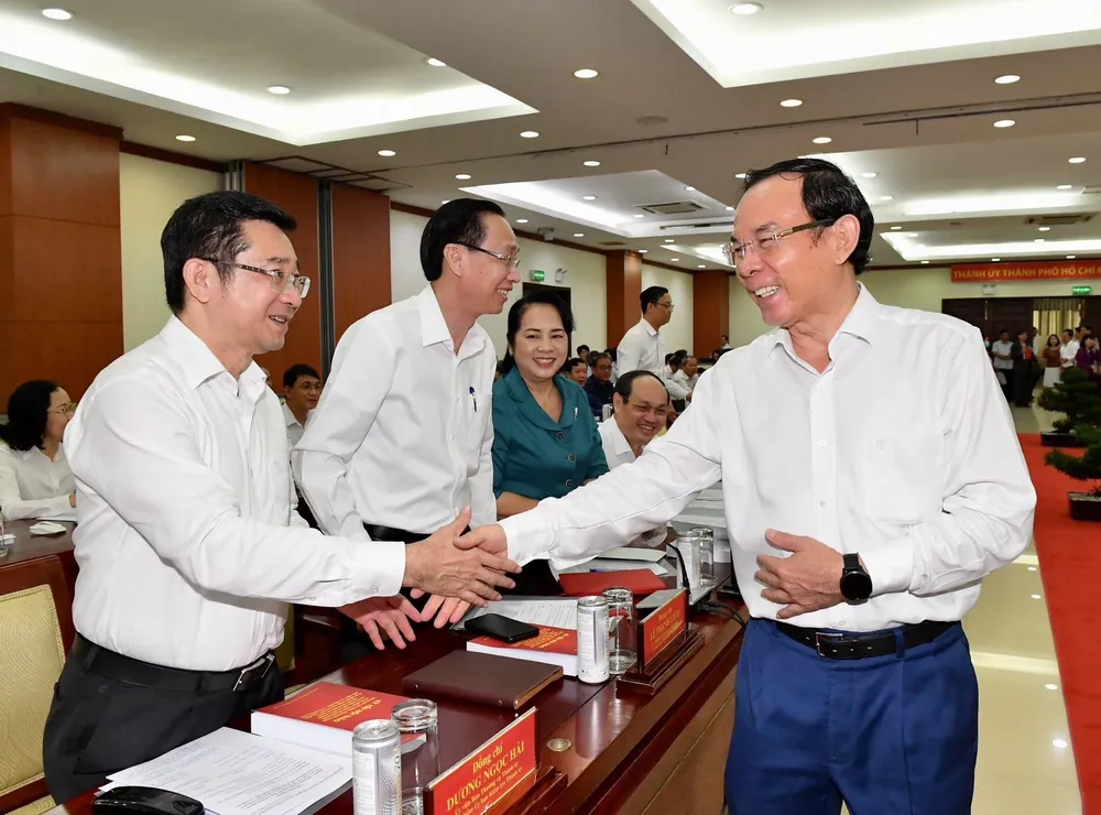 Đồng chí Nguyễn Văn Nên cũng lưu ý đến việc tăng cường kiểm tra, giám sát, uốn nắn, ngăn chặn gắn với chương trình hành động cá nhân, tự phê bình và phê bình, đánh giá xác đáng, khen thưởng kịp thời và xử lý kỷ luật phải nghiêm minh. Ảnh: VIỆT DŨNG