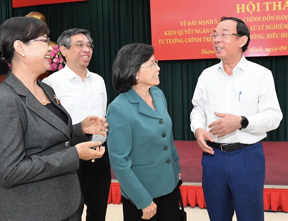 Bí thư Thành ủy TPHCM trao đổi với các đại biểu. Ảnh: VIỆT DŨNG